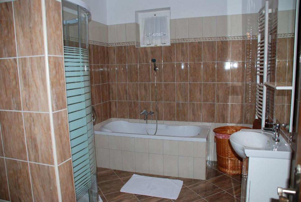 Janus Apartman Sárvár Chambre photo